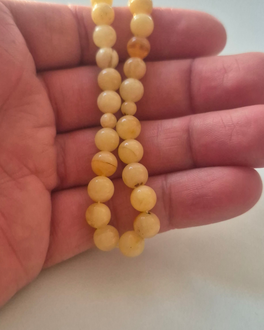 Damarlı Sütlü Kehribar Tesbih — 7 mm küre kesim, 33 tane · Doğal Baltık damla kehribarı — ek görünüm