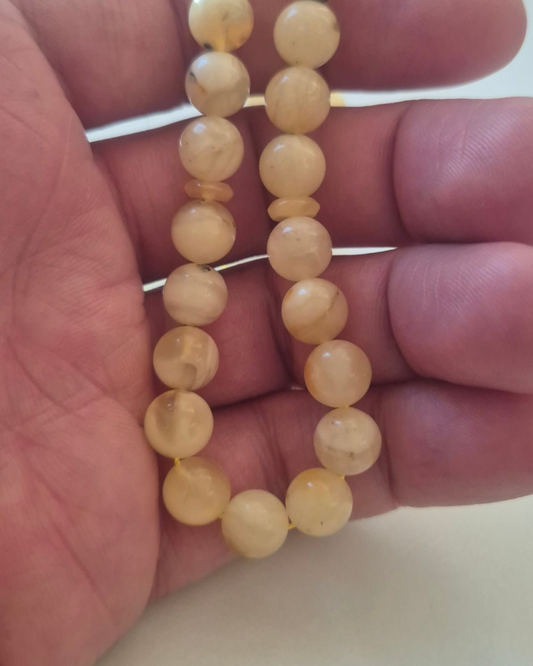 Damarlı Sütlü Kehribar Tesbih — 8.4 mm küre kesim, 33 tane · Doğal Baltık damla kehribarı — ek görünüm