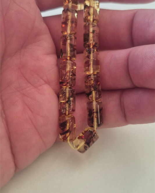 Fosilli Kehribar Tesbih — 12×7 mm fıçı kesim, 33 tane, sistem ve ip püsküllü · Doğal Baltık damla kehribarı — ek görünüm