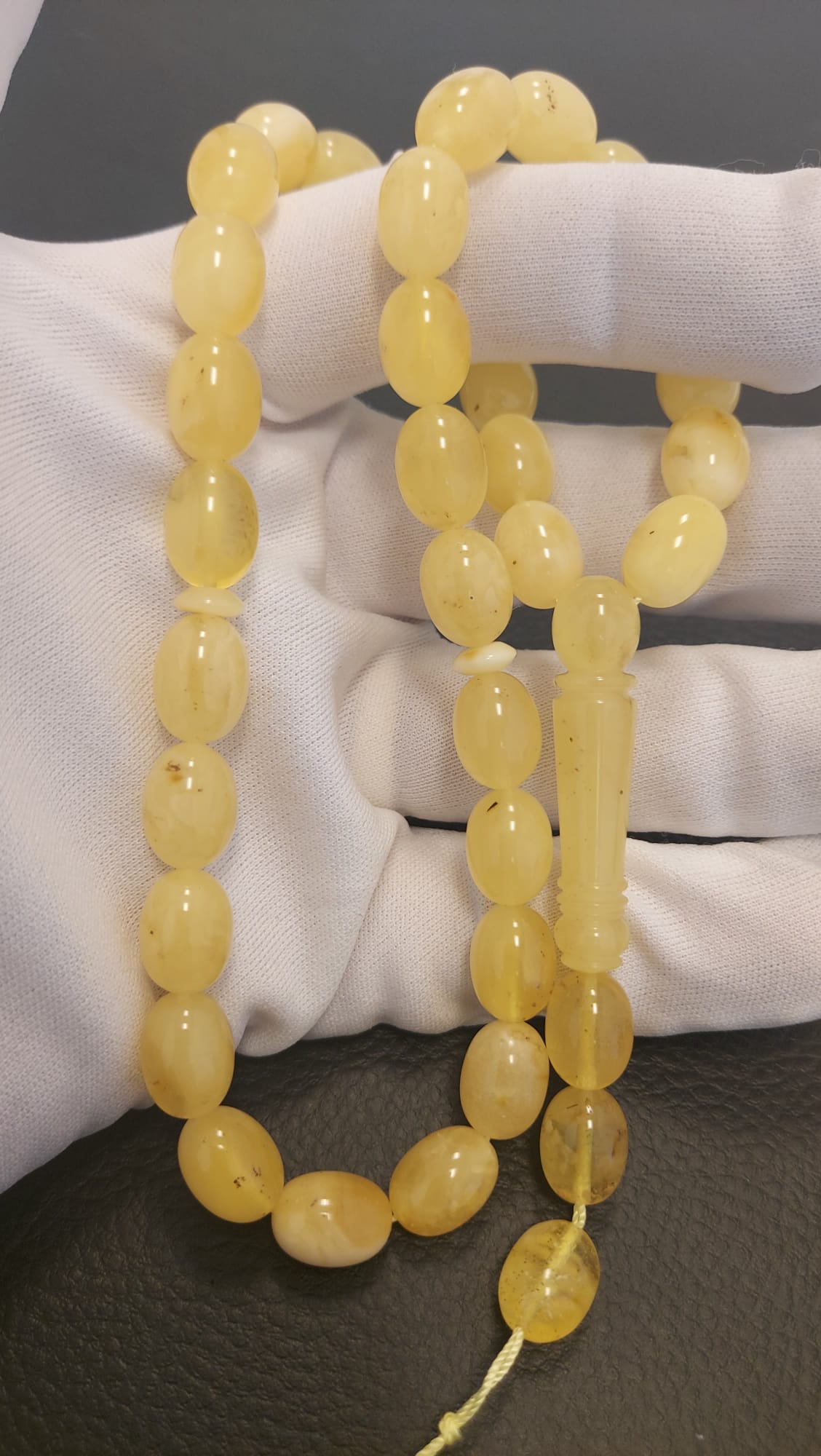 Beyaz Hareli Kraliçe Kaya Damla Kehribar Tesbih - 13×9.5 mm Beyzi - Arpa Kesim · 33 Tane - Rusya kehribarı