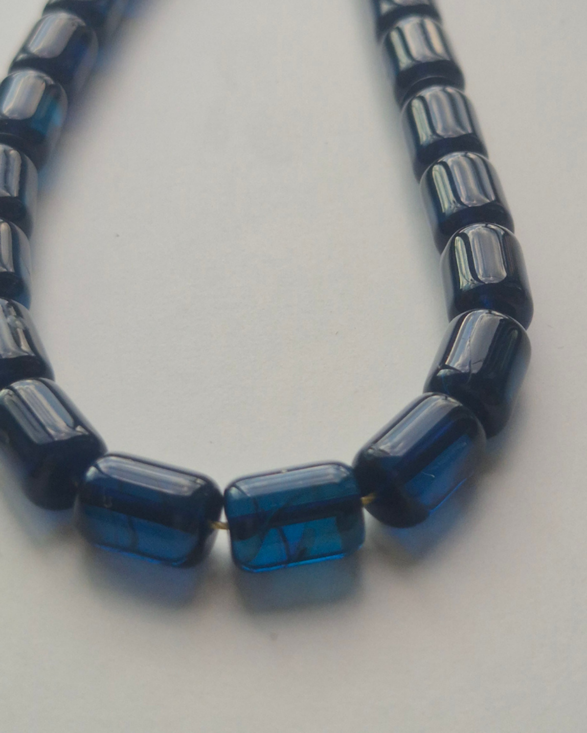 Dominik Mavi Kehribar Tesbih — 9,8×7 mm Fıçı Kesim · 33 Tane