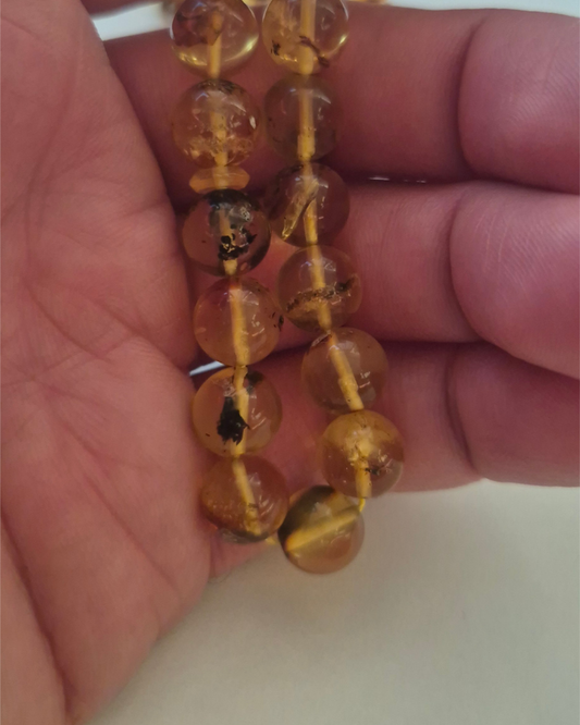 Damarlı Bal Kehribar Tesbih — 9.7 mm küre kesim, 33 tane · Doğal Baltık damla kehribarı — ek görünüm