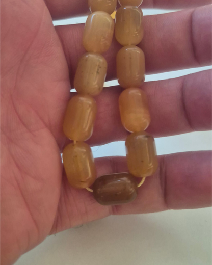 Damarlı Sütlü Kehribar Tesbih — 13.5×9 mm fıçı kesim, 33 tane · Doğal Baltık damla kehribarı — ek görünüm