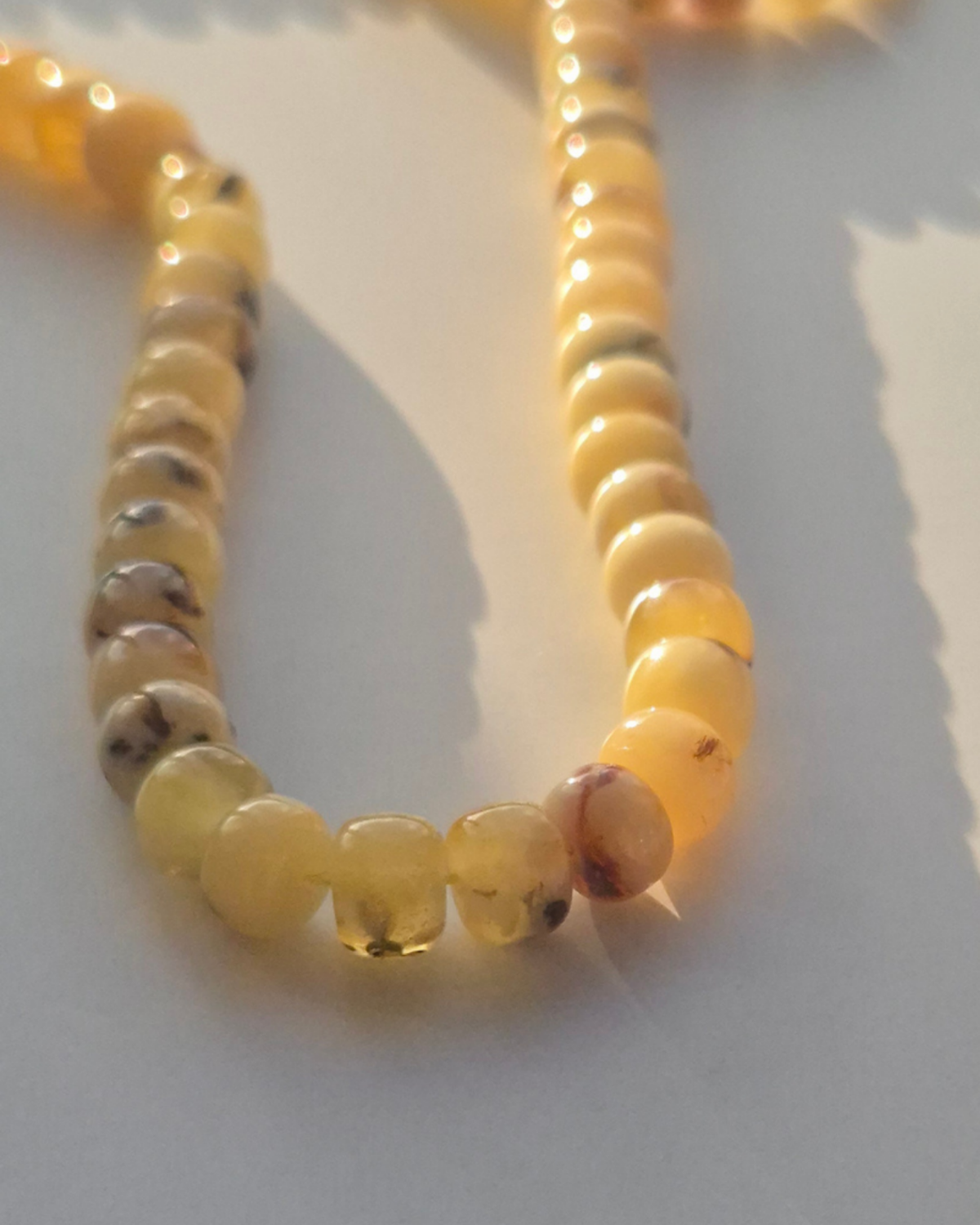 Damarlı Sütlü Kehribar Tesbih — 4.8×6.5 mm hımbıl kesim, 99 tane · Doğal Baltık damla kehribarı — ek görünüm