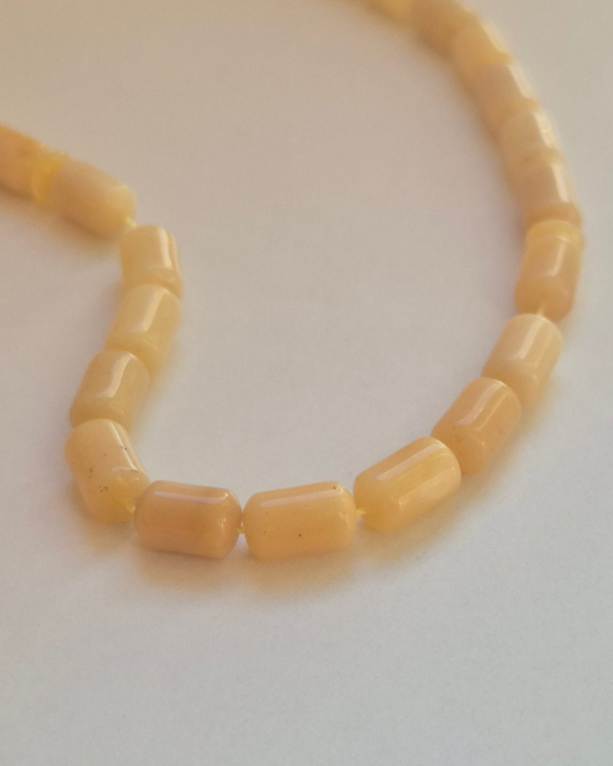 Damarlı Sütlü Kehribar Tesbih — 8.5×5 mm fıçı kesim, 33 tane · Doğal Baltık damla kehribarı — ek görünüm