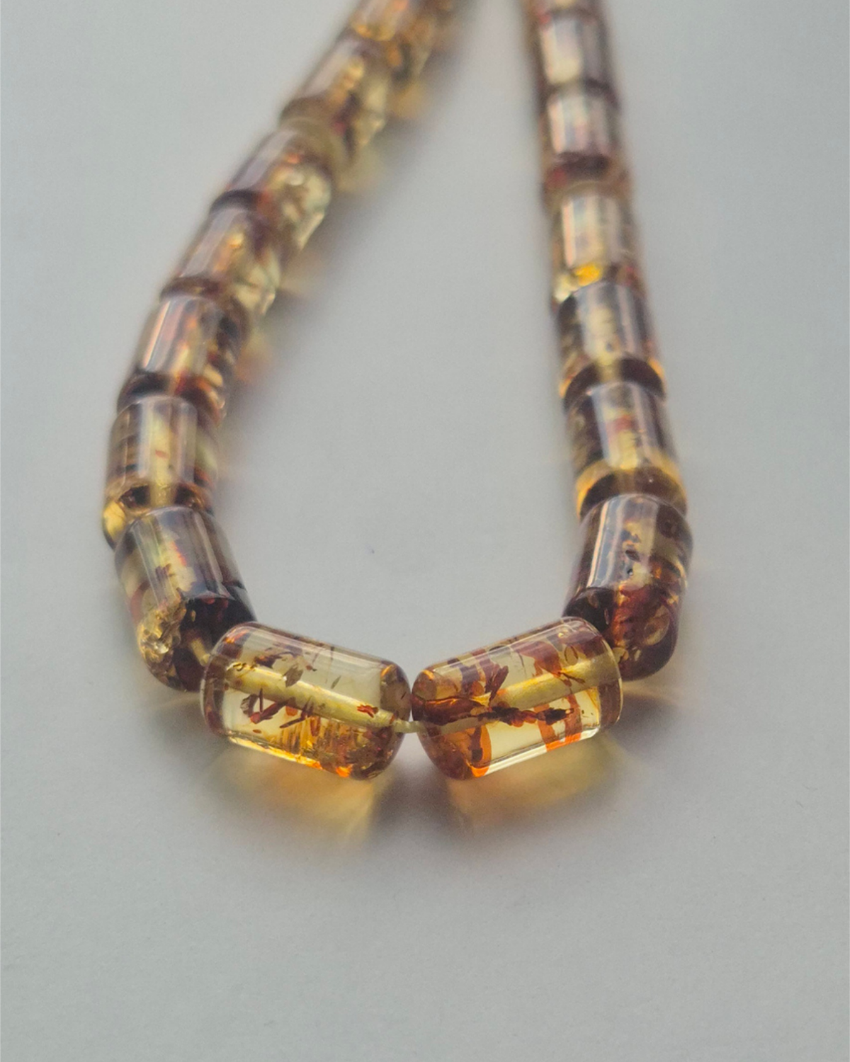 Fosilli Kehribar Tesbih — 12×7 mm fıçı kesim, 33 tane · Doğal Baltık damla kehribarı — ek görünüm