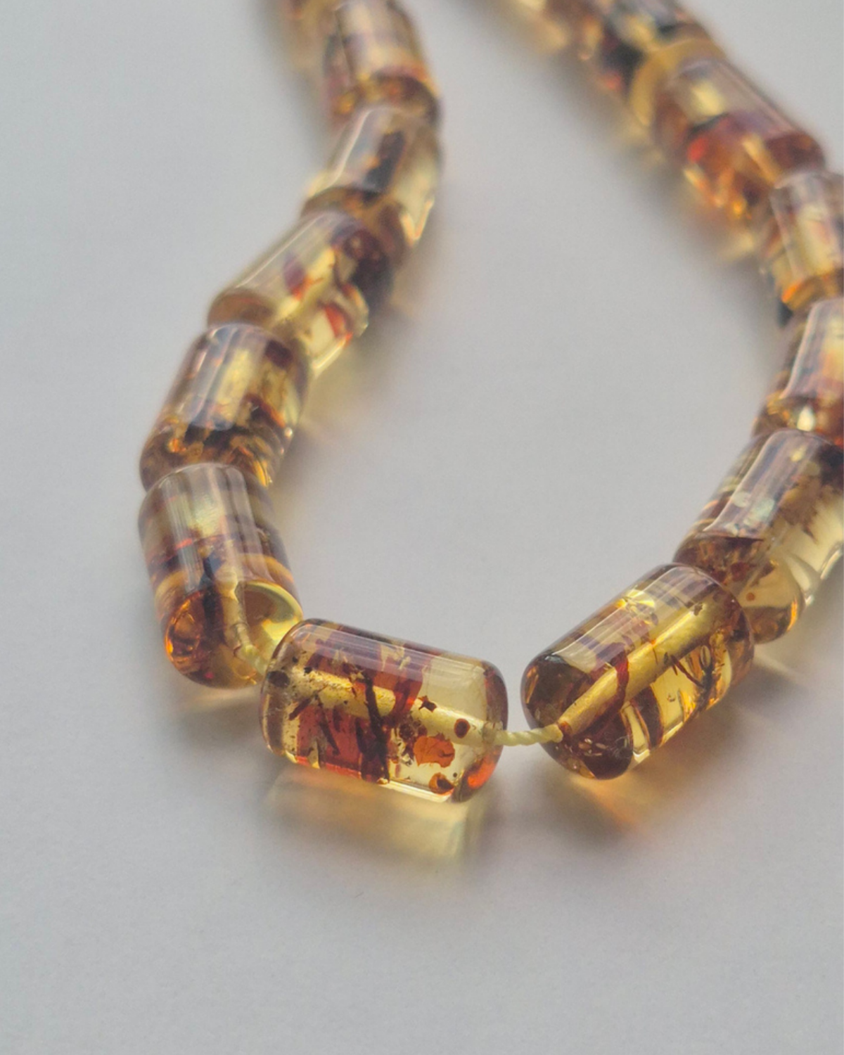 Fosilli Kehribar Tesbih — 12×7 mm fıçı kesim, 33 tane, sistem ve ip püsküllü · Doğal Baltık damla kehribarı — ek görünüm