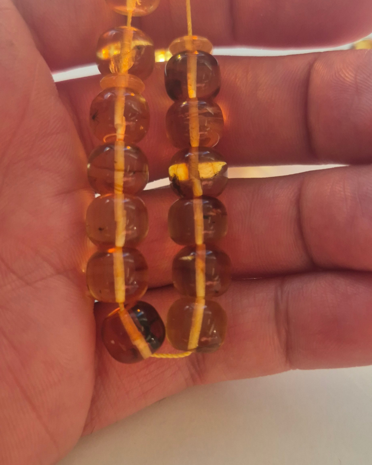 Fosilli Kehribar Tesbih — 9×10.5 mm hımbıl kesim, 33 tane · Doğal Baltık damla kehribarı — ek görünüm
