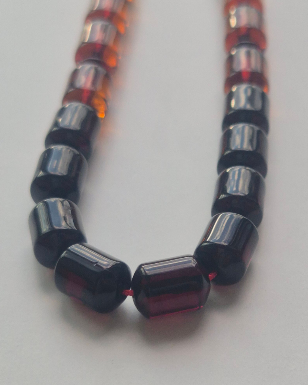 Gökkuşağı Kehribar Tesbih — 10×7 mm fıçı kesim, 33 tane, gümüş imameli · Doğal Baltık damla kehribarı — ek görünüm