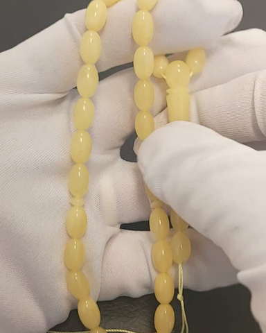 Beyaz Kraliçe Kaya Damla Kehribar Tesbih - 11×7 mm Beyzi - Arpa Kesim · 33 Tane - Rusya kehribarı