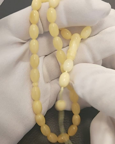 Beyaz Kraliçe Kaya Damla Kehribar Tesbih - 11×7 mm Beyzi - Arpa Kesim · 33 Tane - Rusya kehribarı