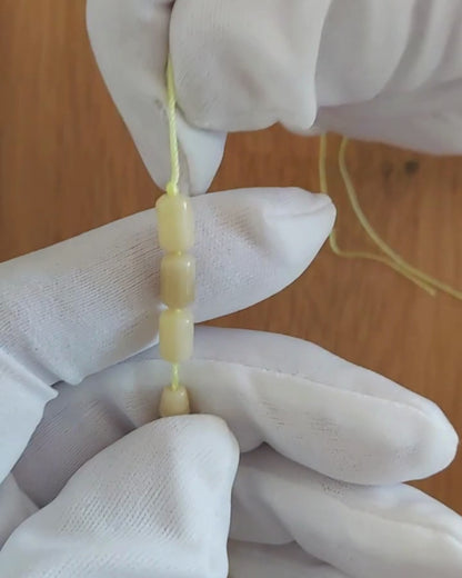Beyaz Sütlü Damla Kehribar Tesbih — 8,5×5 mm Fıçı Kesim · 33 Tane - Baltık kehribarı