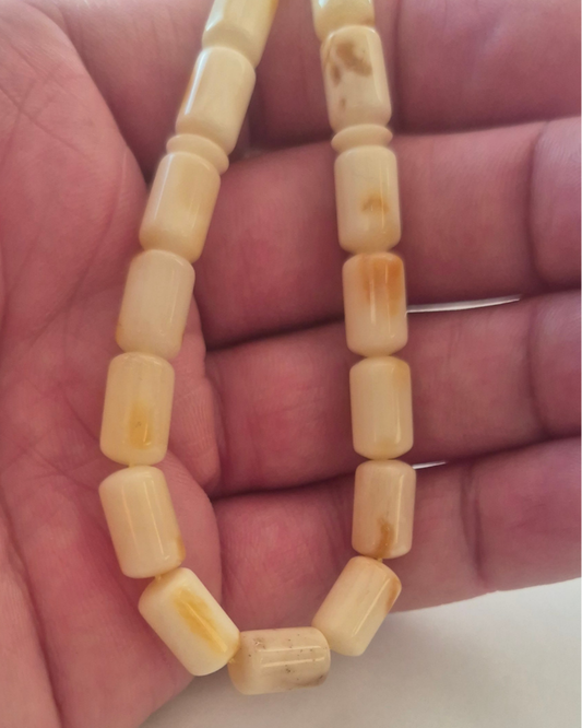 Sütlü Kehribar Tesbih — 11×7 mm fıçı kesim, 33 tane · Doğal Baltık damla kehribarı — ek görünüm