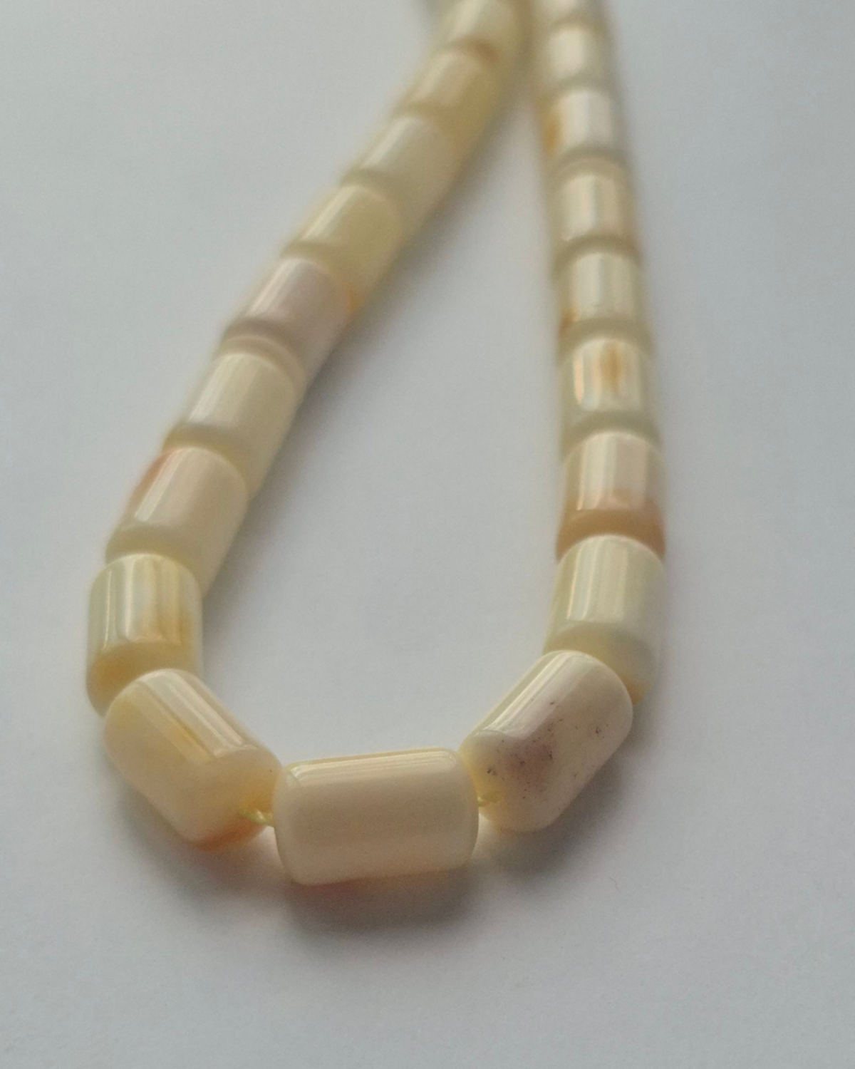 Sütlü Kehribar Tesbih — 11×7 mm fıçı kesim, 33 tane · Doğal Baltık damla kehribarı — ek görünüm