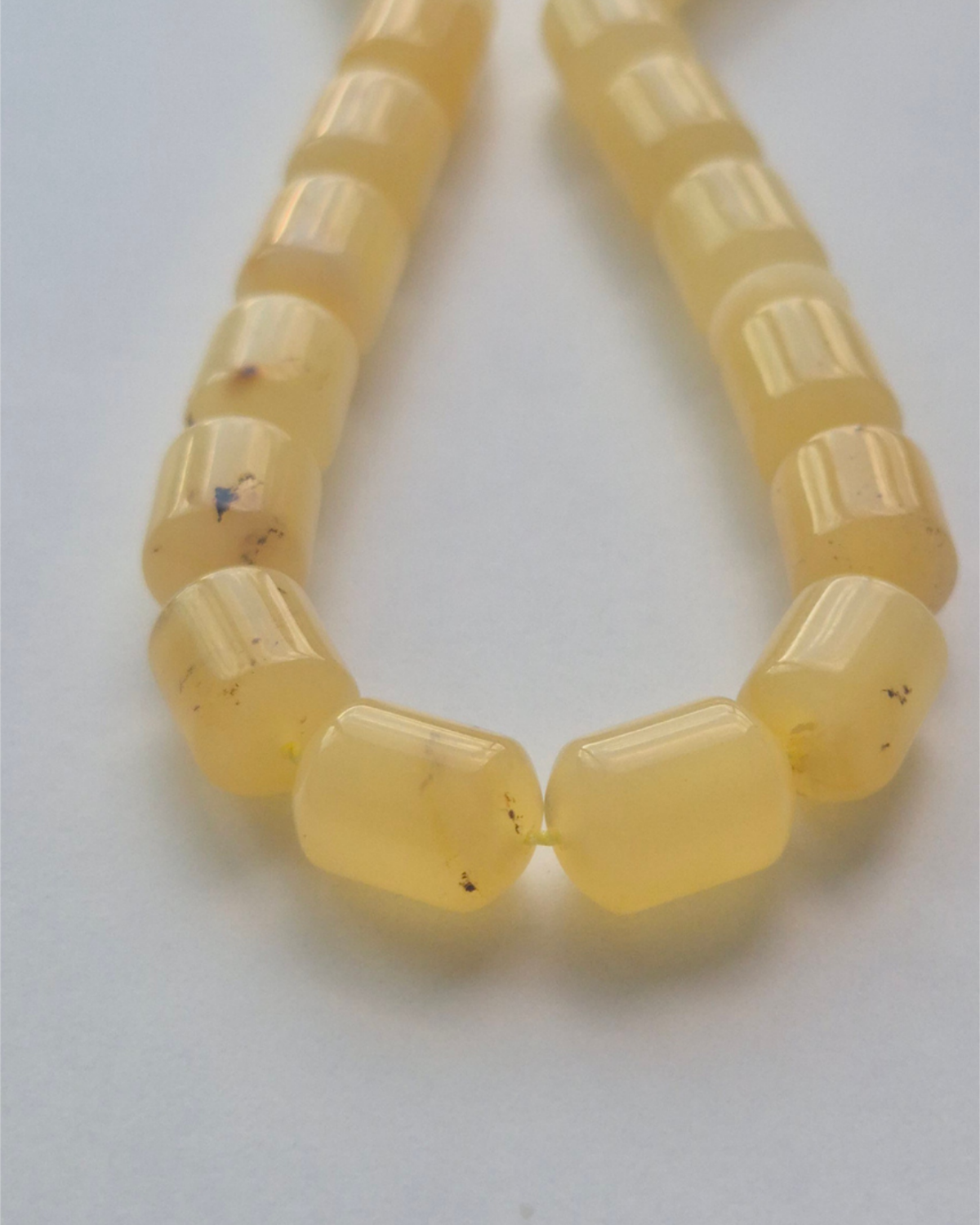 Sütlü Kehribar Tesbih — 11×8 mm fıçı kesim, 33 tane · Doğal Baltık damla kehribarı — ek görünüm