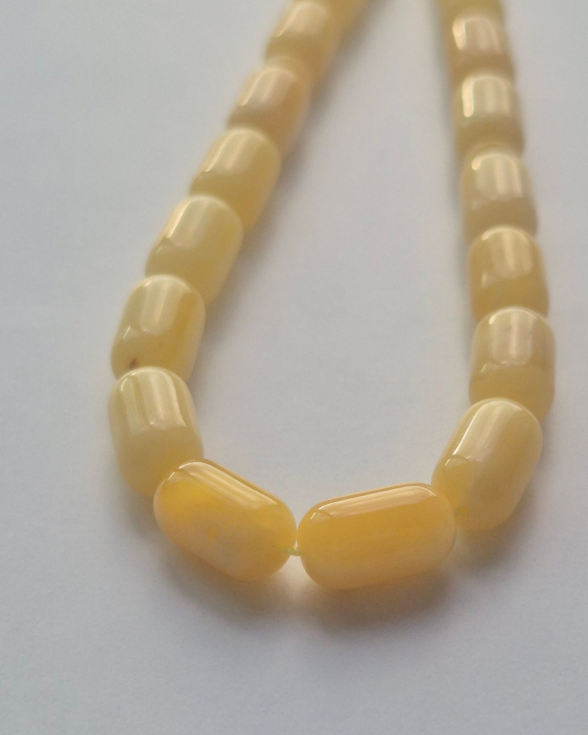 Sütlü Kehribar Tesbih — 12×7 mm fıçı kesim, 33 tane · Doğal Baltık damla kehribarı — ek görünüm