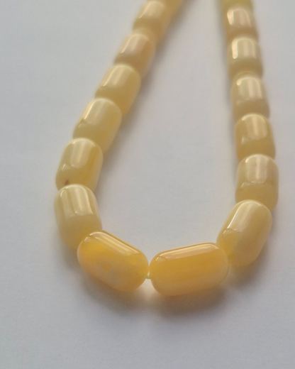 Sütlü Kehribar Tesbih — 12×7 mm fıçı kesim, 33 tane · Doğal Baltık damla kehribarı — ek görünüm