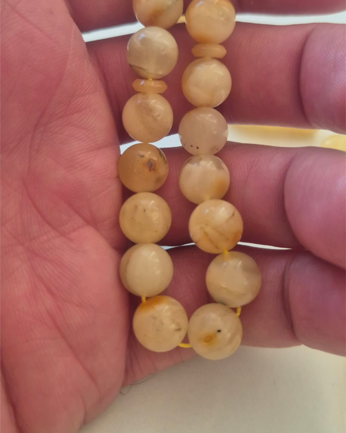 Sütlü Kehribar Tesbih — 9.5 mm küre kesim, 33 tane · Doğal Baltık damla kehribarı — ek görünüm