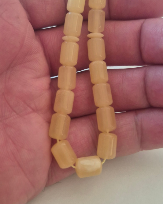 Sütlü Kehribar Tesbih — 9.5×7 mm fıçı kesim, 33 tane · Doğal Baltık damla kehribarı — ek görünüm