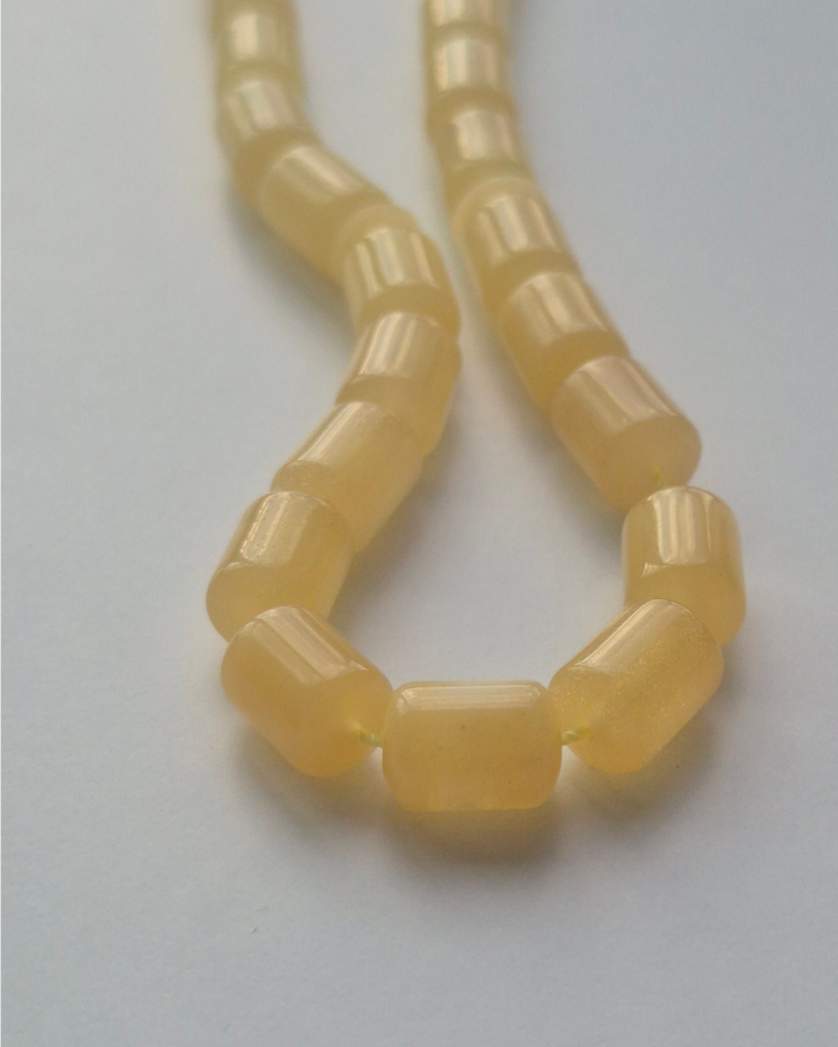 Sütlü Kehribar Tesbih — 9.5×7 mm fıçı kesim, 33 tane · Doğal Baltık damla kehribarı — ek görünüm