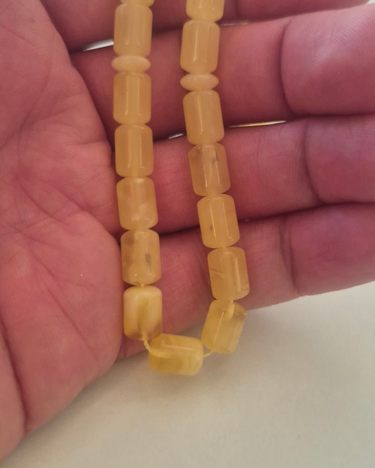 Yarı Şeffaf Sütlü Kehribar Tesbih — 10×7 mm fıçı kesim, 33 tane · Doğal Baltık damla kehribarı — ek görünüm