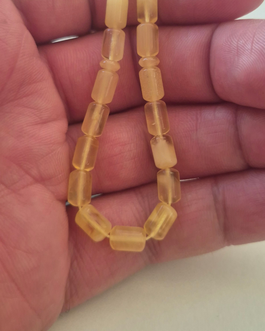 Yarı Şeffaf Sütlü Kehribar Tesbih — 8×5 mm fıçı kesim, 33 tane · Doğal Baltık damla kehribarı — ek görünüm