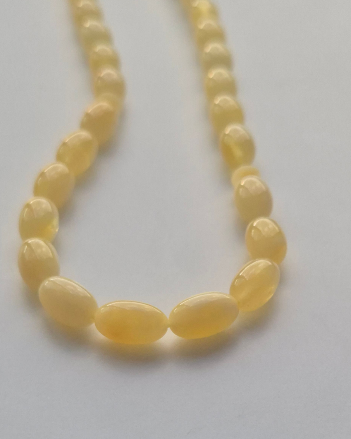 Yarı Şeffaf Sütlü Kehribar Tesbih — 8×5 mm fıçı kesim, 33 tane · Doğal Baltık damla kehribarı — ek görünüm